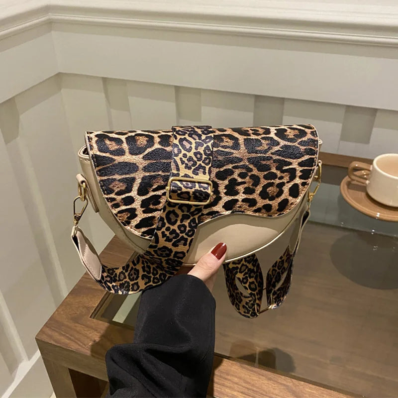 Sac banane femme chic demi-lune à décor léopard