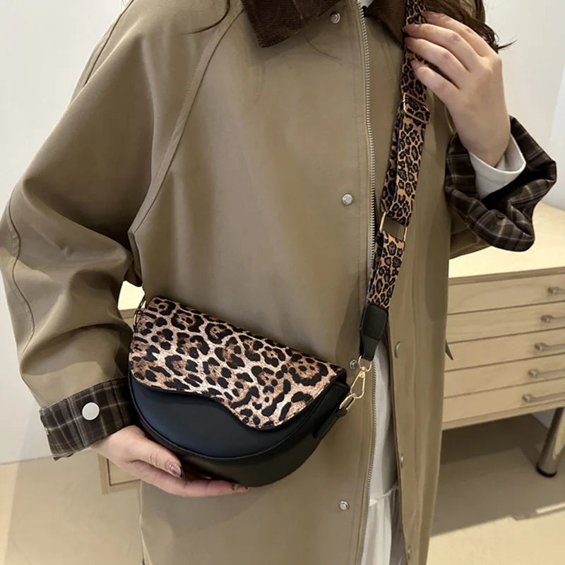 Sac banane femme chic demi-lune à décor léopard