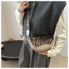 Sac banane femme chic demi-lune à décor léopard