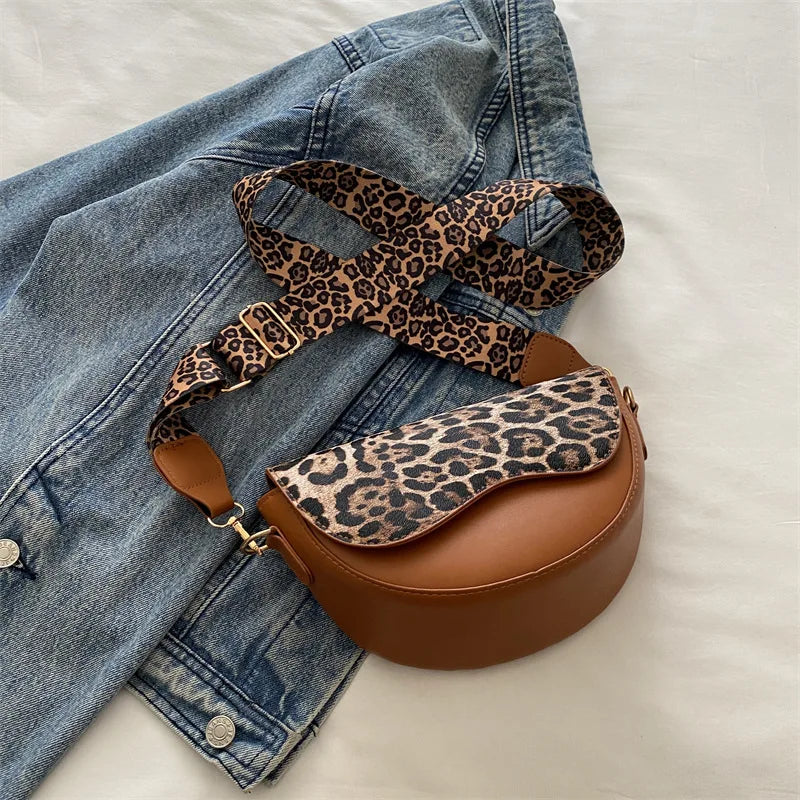 Sac banane femme chic demi-lune à décor léopard