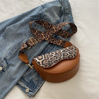 Sac banane femme chic demi-lune à décor léopard