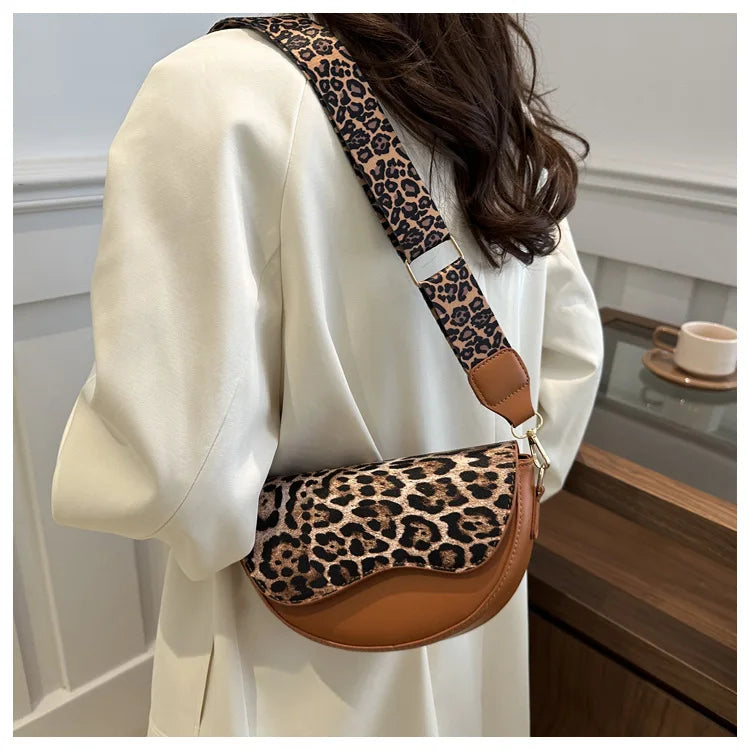 Sac banane femme chic demi-lune à décor léopard