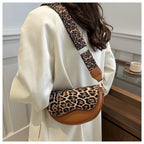 Sac banane femme chic demi-lune à décor léopard