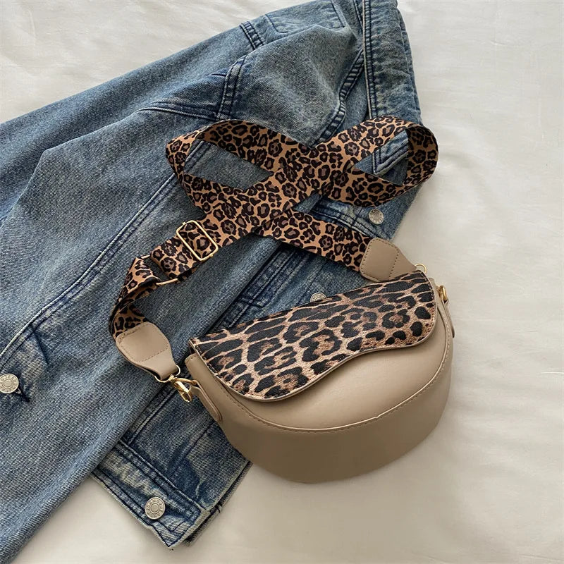 Sac banane femme chic demi-lune à décor léopard