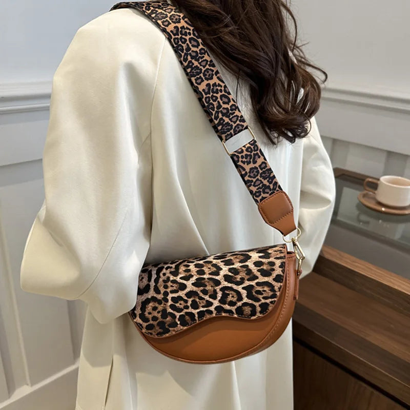 Sac banane femme chic demi-lune à décor léopard