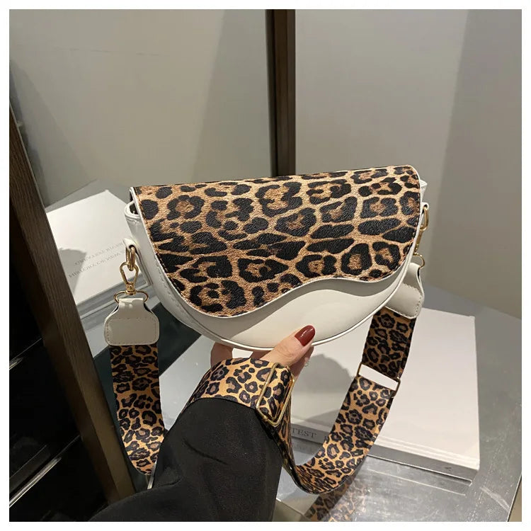 Sac banane femme chic demi-lune à décor léopard