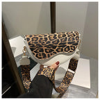 Sac banane femme chic demi-lune à décor léopard