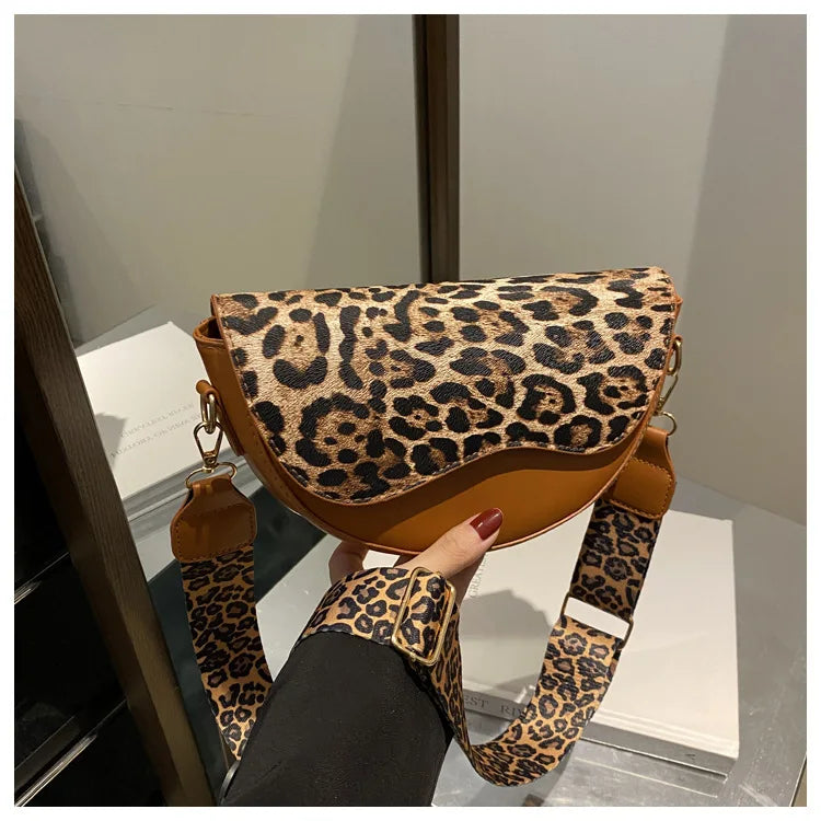 Sac banane femme chic demi-lune à décor léopard