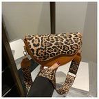 Sac banane femme chic demi-lune à décor léopard