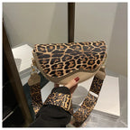 Sac banane femme chic demi-lune à décor léopard