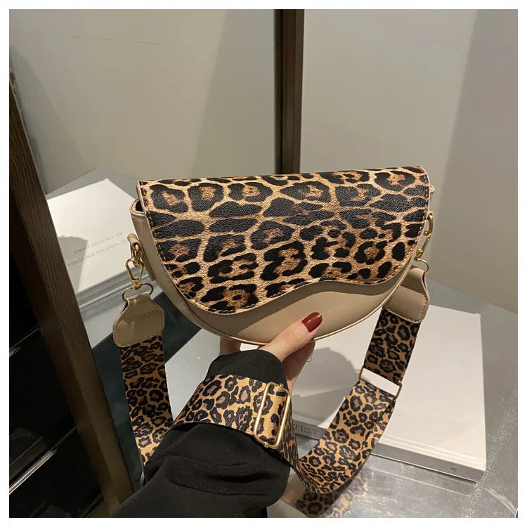 Sac banane femme chic demi-lune à décor léopard