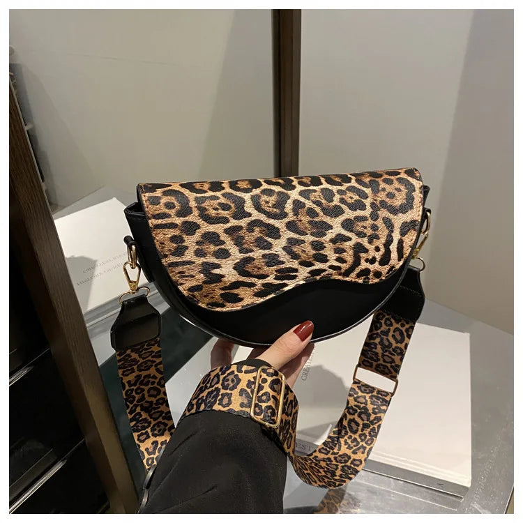 Sac banane femme chic demi-lune à décor léopard